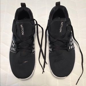 Nike free Metcon black/whte worn once like new 9.5